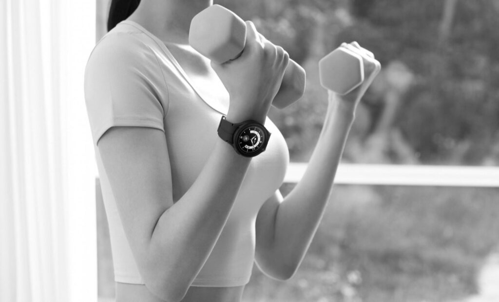 Mujer haciendo ejercicio con su Samsung Galaxy Watch 5 pro
