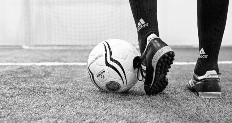 Del Banquillo al Éxito: Cómo Elegir las Botas de Fútbol para Césped Artificial y Brillar en el Campo