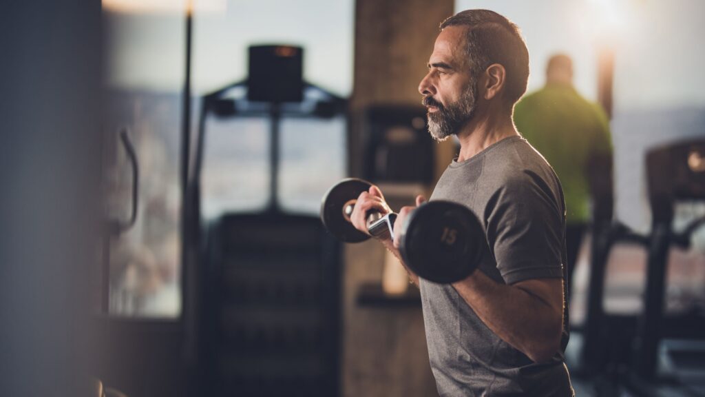 A los 50 no necesitas 5 días de gimnasio: con 2 basta